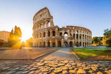 Colosseum bij zonsopgang, Rome, Italië, Europa. Rome oude arena van gladiatorengevechten. Rome Colosseum is de bekendste bezienswaardigheid van Rome en Italië