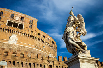 Obraz premium Anioł trzyma włócznię na zamku Świętego Anioła (Castel Sant'Angelo) w Rzymie. Architektura Rzymu i punkt orientacyjny. Zamek Świętego Anioła jest jedną z głównych atrakcji Rzymu i Włoch.