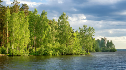 летний пейзаж на Уральской реке с лесом на берегу, Россия, июнь, © 7ynp100