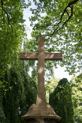 großes Steinkreuz im Wald