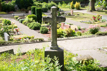 Friedhof und großes Steinkreuz