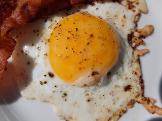 Spiegelei mit Speck