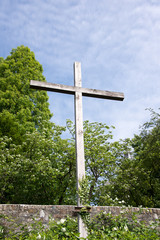 großes Holzkreuz vor blauem Himmel