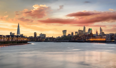 Fototapeta na wymiar Die Skyline von London bei Sonnenuntergang, Großbritannien