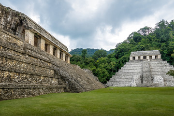 Fototapeta na wymiar Temple of Inscriptions and Palace at mayan ruins of Palenque - Chiapas, Mexico