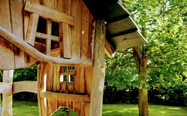 Holzhäuschen auf einem Spielplatz