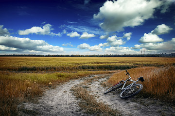 Obraz premium bicycle on the field a travel concept