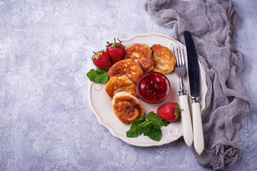 Cheese pancakes with strawberries jam