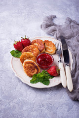 Cheese pancakes with strawberries jam