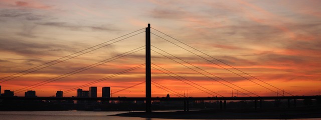 Fototapeta na wymiar Brücke in der Abenddämmerung