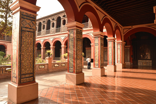 Clo&icirc;tre mauresque &agrave; Lima au P&eacute;rou