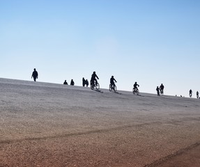 Silhouetten von Menschen beim Freizeitaktivit&auml;ten ausf&uuml;hren