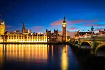 Obraz na płótnie Canvas View of the Houses of Parliament and Westminster Bridge in London at night
