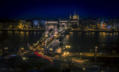 Fototapeta na wymiar The Chain Bridge at night in Budapest with long exposure 