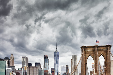 Obraz premium Stormy clouds over Manhattan and Brooklyn Bridge, New York City, USA.