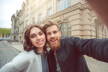 Naklejka premium Young couple tourists city walk together vacation