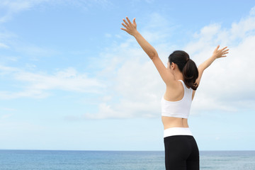 Obraz premium 海岸で寛ぐ女性