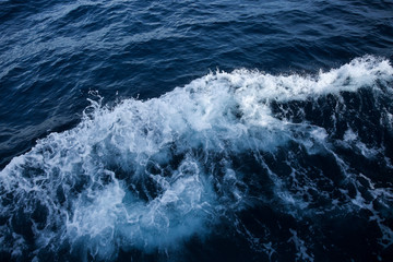 Naklejka premium Background blue waves of the sea with sea foam
