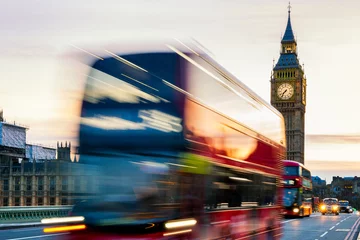 Foto op Canvas Londen, het VK. Rode bus in beweging en de Big Ben, het paleis van Westminster. De iconen van Engeland © daliu