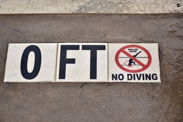 0 feet no diving pool sign