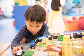室内で遊ぶ子供