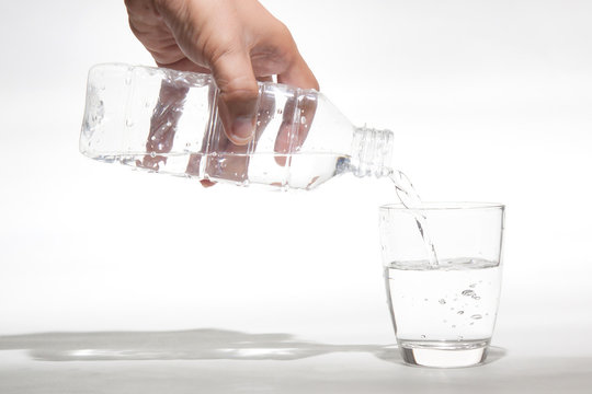 Pour drinking water into the glass.