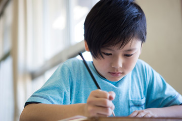 教室で勉強する男の子