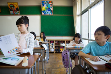 教室で勉強する小学生