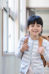 ランドセルを背負った小学生
