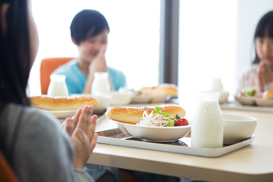給食を食べる小学生