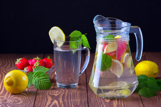 Полезный для здоровья напиток из клубники,лимона и трав,рецепт приготовления.