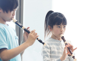 音楽の授業を受ける小学生