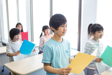 音楽室の授業を受ける小学生