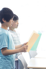 音楽室の授業を受ける小学生