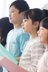 Fototapeta premium 音楽室の授業を受ける小学生