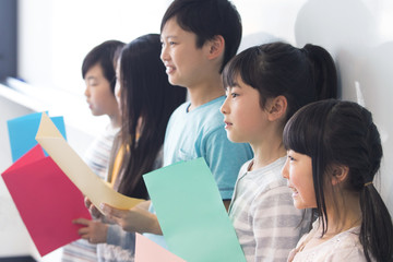 音楽室の授業を受ける小学生