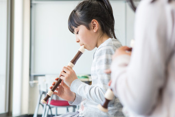 音楽室の授業を受ける小学生