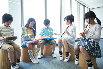 音楽室の授業を受ける小学生