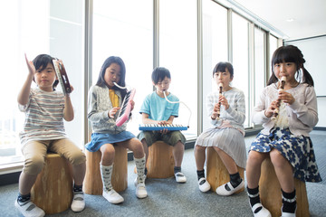 音楽室の授業を受ける小学生