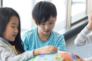 地球儀を持った小学生