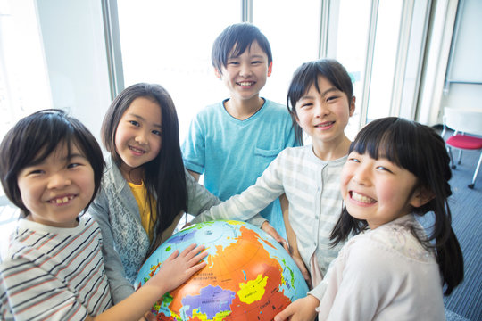 地球儀を持った小学生