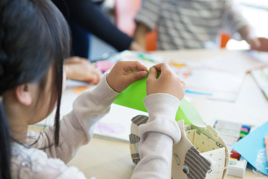 図画工作をする小学生