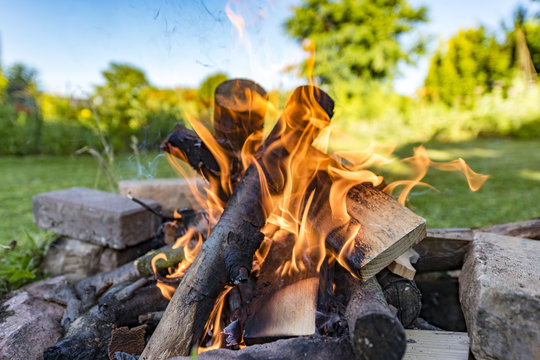 Lagerfeuer in einer mit Steinen umfassen Feuerstelle
