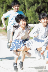 Obraz premium 縄跳びをする小学生
