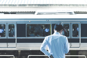 Fototapeta premium 駅とビジネスマン