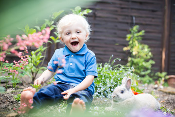Kind freut sich im Garten zu toben