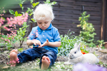 im Garten sitzen
