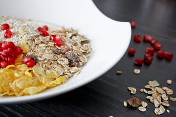 Gesundes Fitness-Müsli mit Joghurt, Cornflakes und Granatapfelkernen