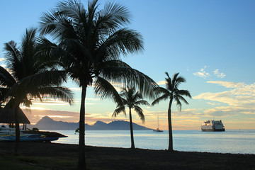 Fototapeta na wymiar タヒチのビーチでサンセットと夕焼けを眺めてリラックス Relax in resort beach in Tahiti