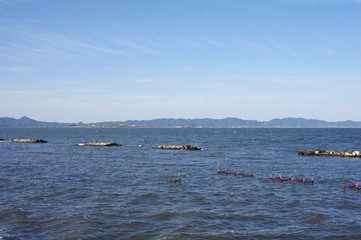 Obraz premium 青い海と青い空と消波ブロック